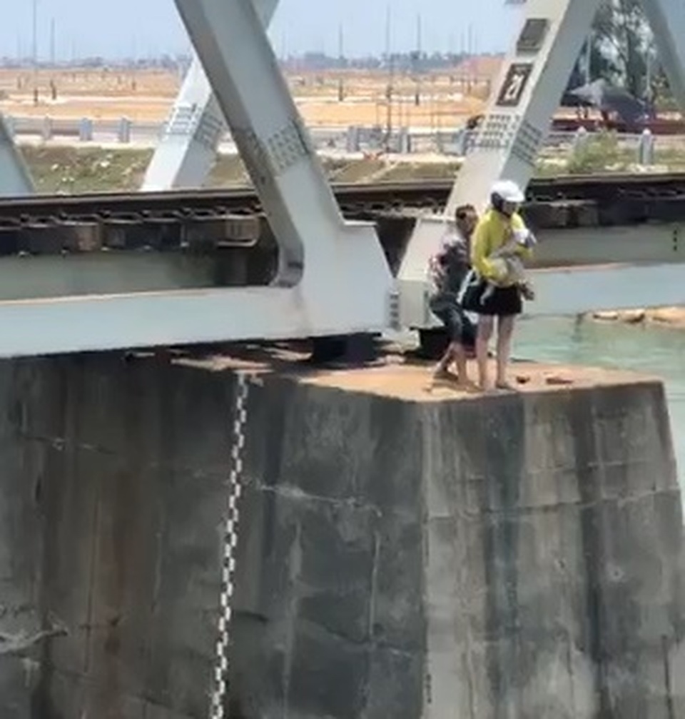 Thót tim cảnh giải cứu người phụ nữ trẻ ôm con định nhảy sông tự tử - 2 Thót tim cảnh giải cứu người phụ nữ trẻ ôm con định nhảy sông tự tử - 2