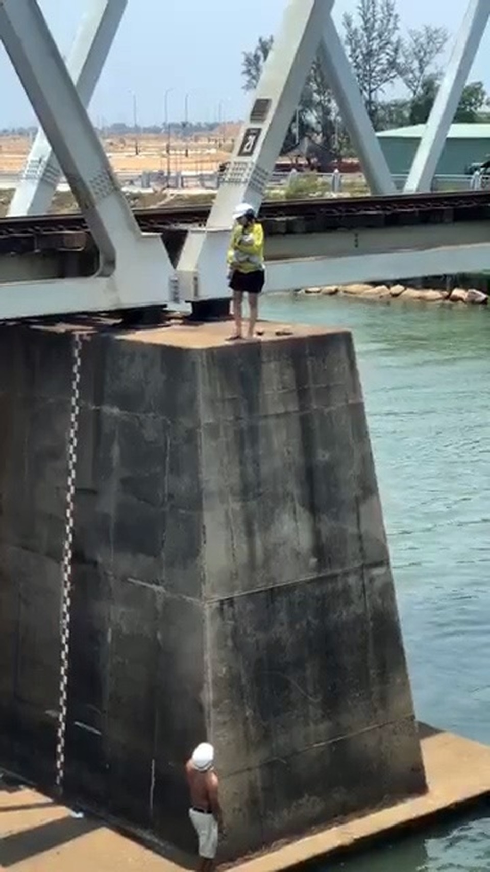 Thót tim cảnh giải cứu người phụ nữ trẻ ôm con định nhảy sông tự tử - 1 Thót tim cảnh giải cứu người phụ nữ trẻ ôm con định nhảy sông tự tử - 1