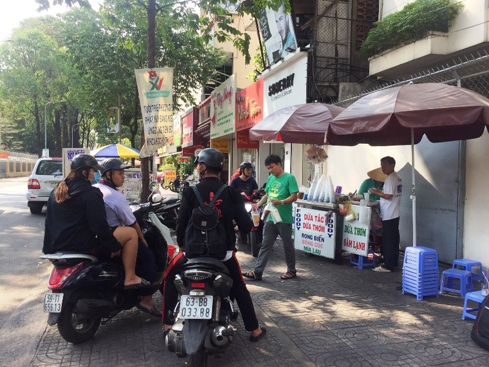 Kiếm 3 – 4 triệu đồng/ngày nhờ bán “dừa tắc, dừa thơm” mùa nắng nóng - 1 Kiếm 3 – 4 triệu đồng/ngày nhờ bán “dừa tắc, dừa thơm” mùa nắng nóng - 1