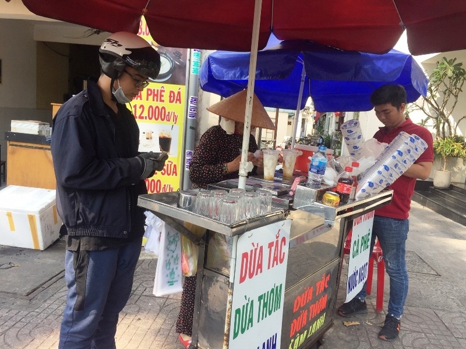 Kiếm 3 – 4 triệu đồng/ngày nhờ bán “dừa tắc, dừa thơm” mùa nắng nóng - 3 Kiếm 3 – 4 triệu đồng/ngày nhờ bán “dừa tắc, dừa thơm” mùa nắng nóng - 3