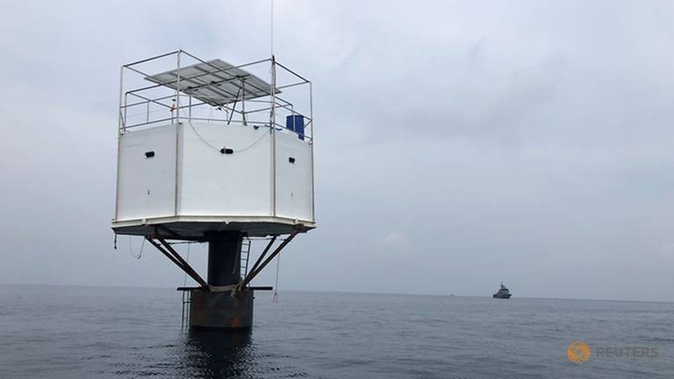 Thái Lan kêu gọi cặp đôi xây nhà nổi giữa biển ra đầu thú - 2