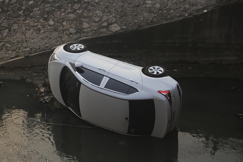 Hà Nội: Ô tô lao xuống mương nước, tài xế may mắn thoát nạn - 1 Hà Nội: Ô tô lao xuống mương nước, tài xế may mắn thoát nạn - 1