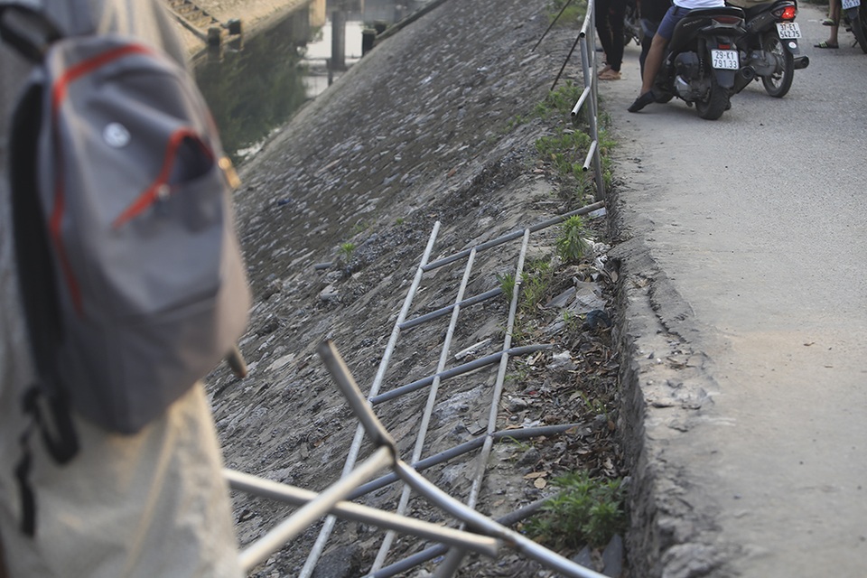 Hà Nội: Ô tô lao xuống mương nước, tài xế may mắn thoát nạn - 3 Hà Nội: Ô tô lao xuống mương nước, tài xế may mắn thoát nạn - 3