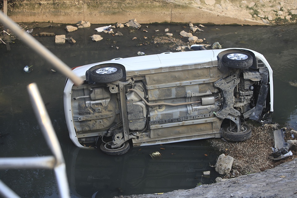 Hà Nội: Ô tô lao xuống mương nước, tài xế may mắn thoát nạn - 2 Hà Nội: Ô tô lao xuống mương nước, tài xế may mắn thoát nạn - 2