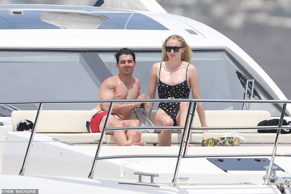 Sao phim Game of Thrones khoe dáng thon, da mịn - 1 Sao phim Game of Thrones khoe dáng thon, da mịn - 1