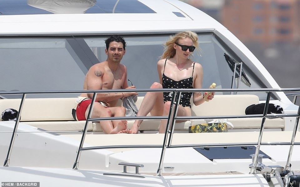 Sao phim Game of Thrones khoe dáng thon, da mịn - 5 Sao phim Game of Thrones khoe dáng thon, da mịn - 5