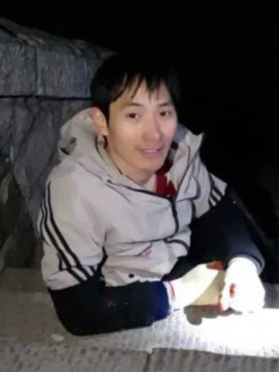 Bất chấp bệnh bại liệt, chàng trai leo núi bằng tay - 2 Bất chấp bệnh bại liệt, chàng trai leo núi bằng tay - 2