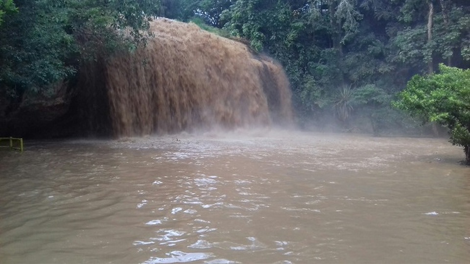 Nước đổ về thác Prenn Đà Lạt chuyển màu, đặc quánh bùn thải - 1