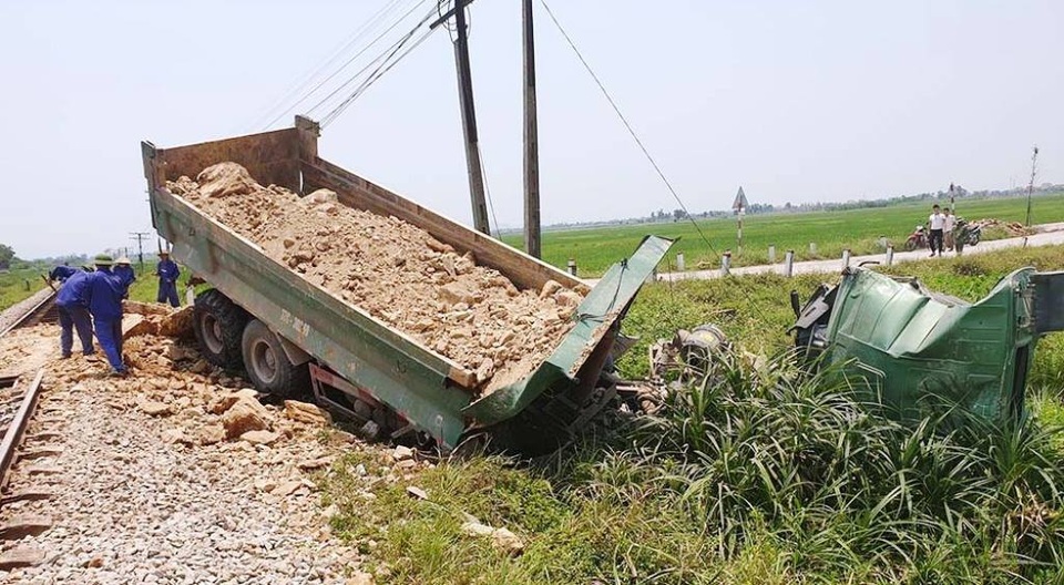 Tàu hỏa tông văng xe tải, tài xế tử vong, tàu trật bánh - 1 Tàu hỏa tông văng xe tải, tài xế tử vong, tàu trật bánh - 1