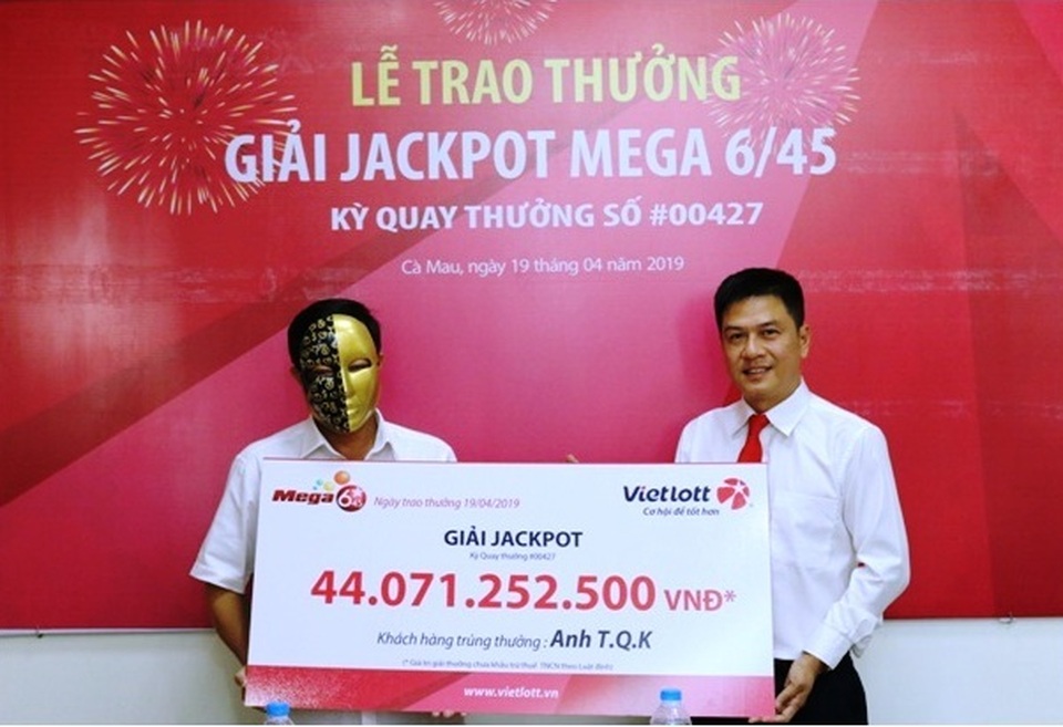 2 khách hàng liên tiếp trúng số độc đắc trị giá hơn 57 tỷ đồng - 1 2 khách hàng liên tiếp trúng số độc đắc trị giá hơn 57 tỷ đồng - 1