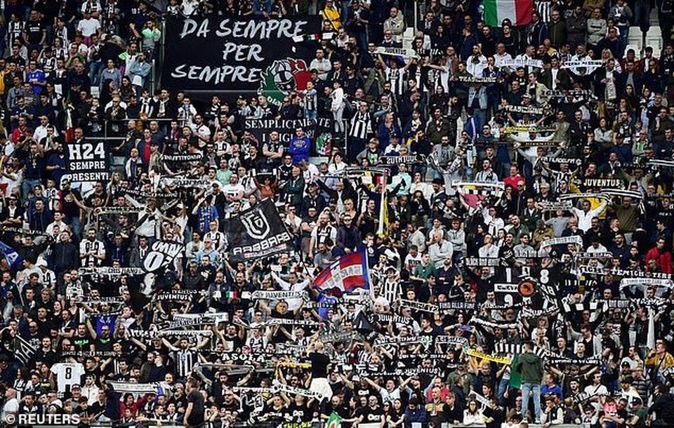 Những khoảnh khắc C.Ronaldo cùng Juventus lên ngôi vô địch Serie A - 3 Những khoảnh khắc C.Ronaldo cùng Juventus lên ngôi vô địch Serie A - 3