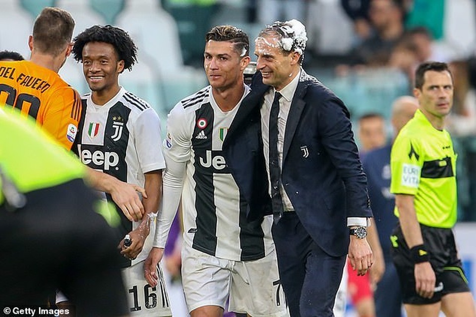 Những khoảnh khắc C.Ronaldo cùng Juventus lên ngôi vô địch Serie A - 7 Những khoảnh khắc C.Ronaldo cùng Juventus lên ngôi vô địch Serie A - 7