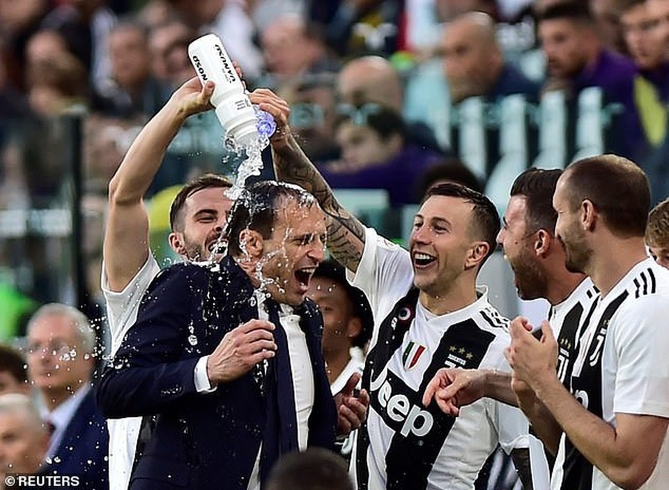Những khoảnh khắc C.Ronaldo cùng Juventus lên ngôi vô địch Serie A - 5 Những khoảnh khắc C.Ronaldo cùng Juventus lên ngôi vô địch Serie A - 5