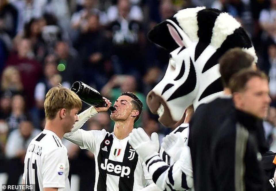 Những khoảnh khắc C.Ronaldo cùng Juventus lên ngôi vô địch Serie A - 2 Những khoảnh khắc C.Ronaldo cùng Juventus lên ngôi vô địch Serie A - 2