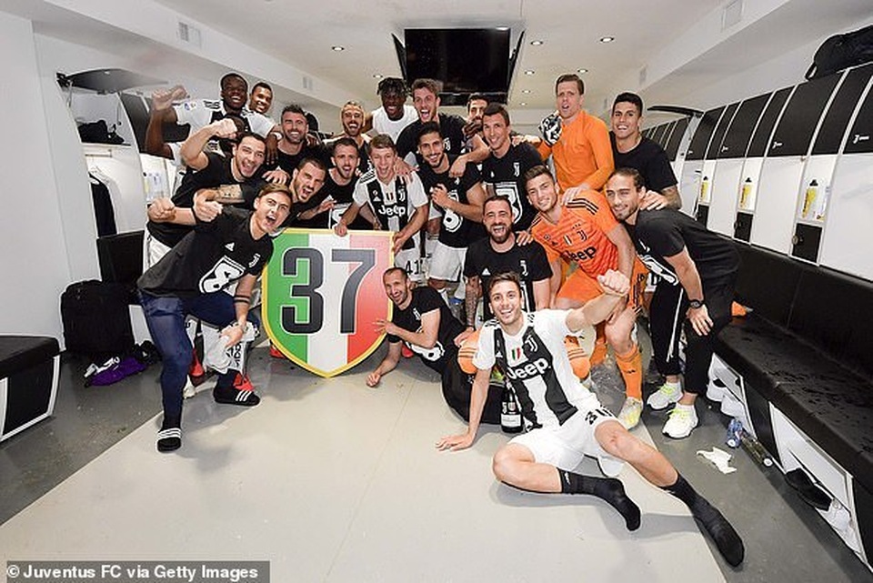 Những khoảnh khắc C.Ronaldo cùng Juventus lên ngôi vô địch Serie A - 4 Những khoảnh khắc C.Ronaldo cùng Juventus lên ngôi vô địch Serie A - 4