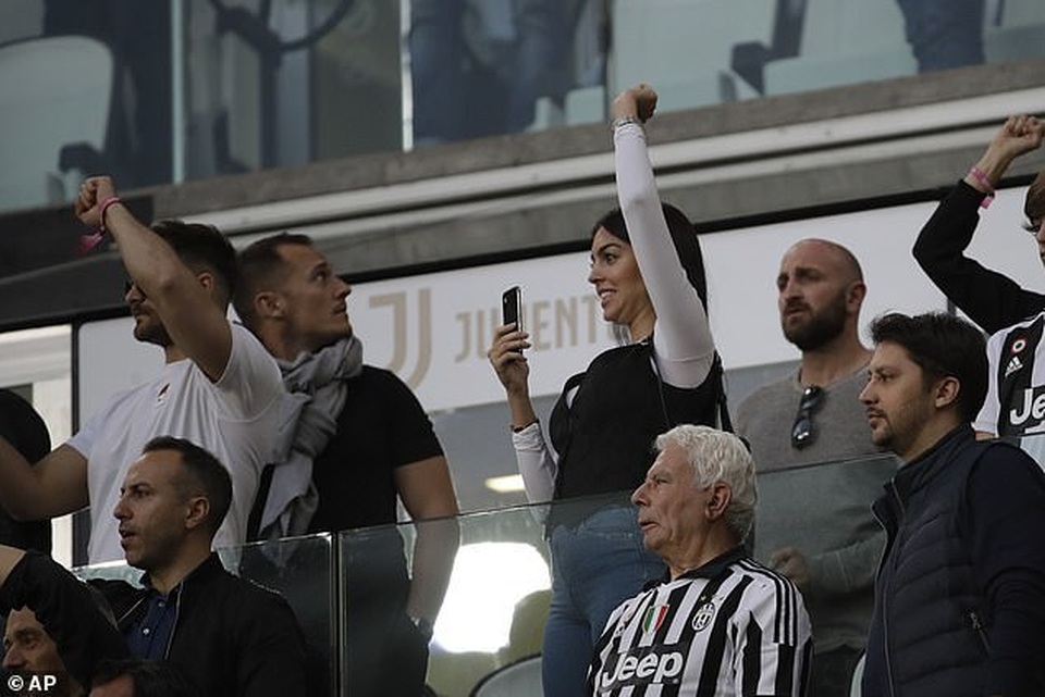 Những khoảnh khắc C.Ronaldo cùng Juventus lên ngôi vô địch Serie A - 8 Những khoảnh khắc C.Ronaldo cùng Juventus lên ngôi vô địch Serie A - 8