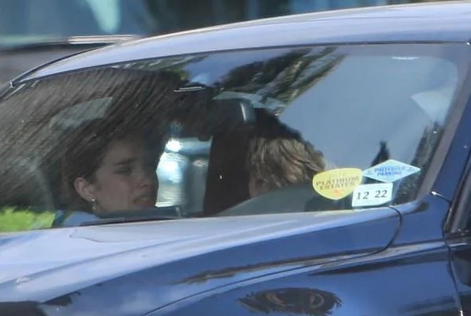 Brooklyn Beckham bật khóc bên bạn gái - 2 Brooklyn Beckham bật khóc bên bạn gái - 2