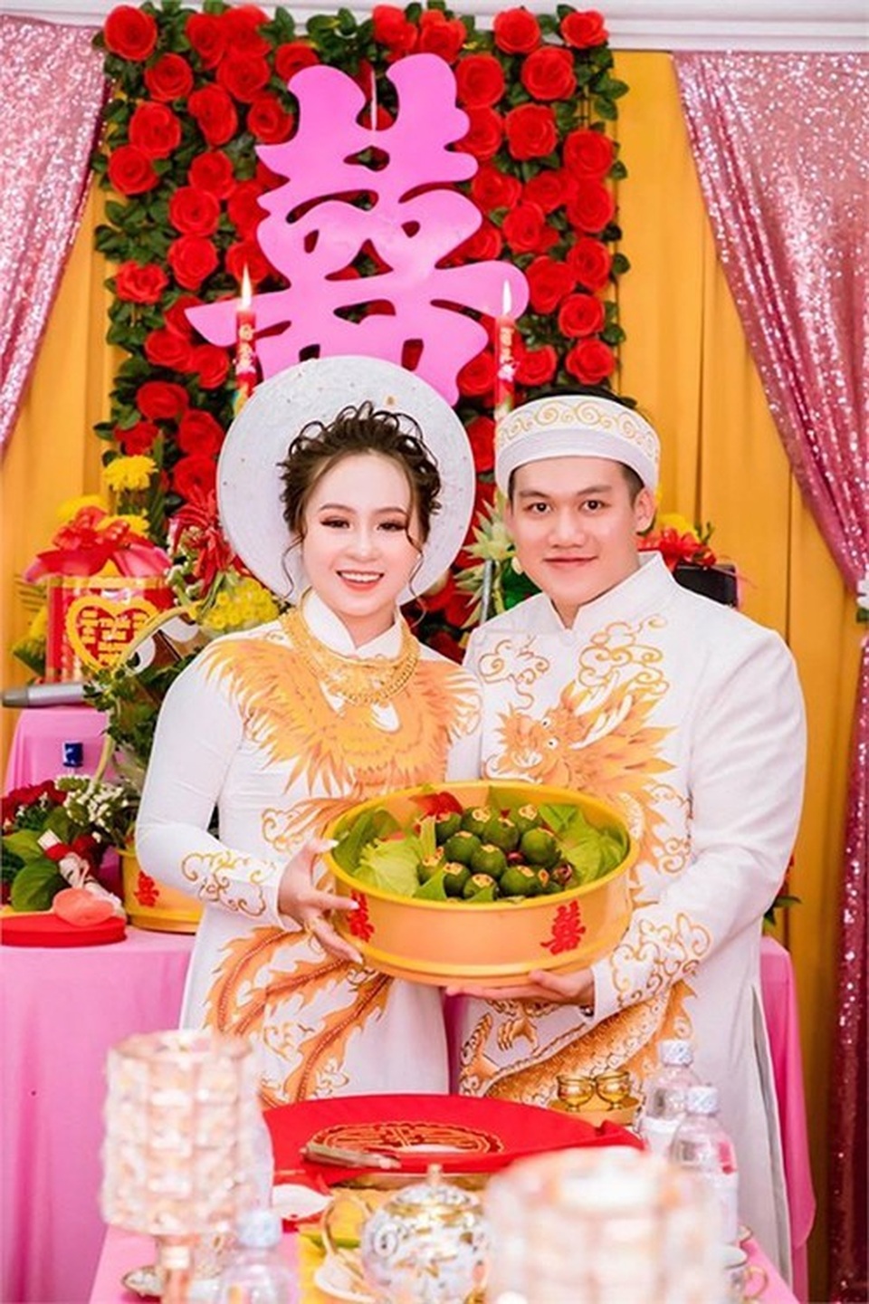 Choáng ngợp đám hỏi cô dâu 19 tuổi được tặng 13 cây vàng và 1 tỉ đồng - 1 Choáng ngợp đám hỏi cô dâu 19 tuổi được tặng 13 cây vàng và 1 tỉ đồng - 1
