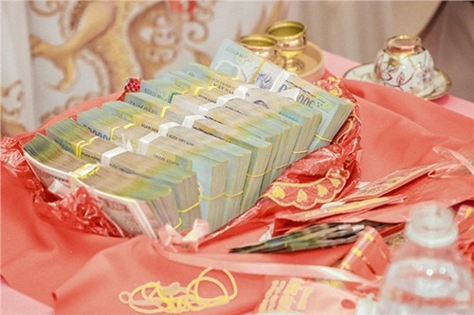 Choáng ngợp đám hỏi cô dâu 19 tuổi được tặng 13 cây vàng và 1 tỉ đồng - 4 Choáng ngợp đám hỏi cô dâu 19 tuổi được tặng 13 cây vàng và 1 tỉ đồng - 4