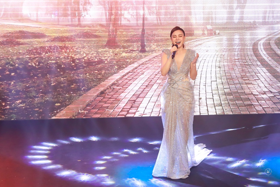 Mai Phương bật khóc trong đêm nhạc tiếp sức cho bố con đạo diễn Đỗ Đức Thành - 11