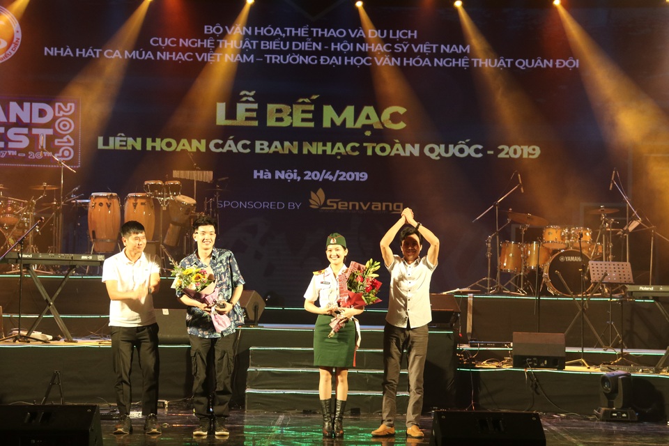 Yellow Star giành giải Xuất sắc dành cho ban nhạc có phong cách biểu diễn ấn tượng - 7 Yellow Star giành giải Xuất sắc dành cho ban nhạc có phong cách biểu diễn ấn tượng - 7
