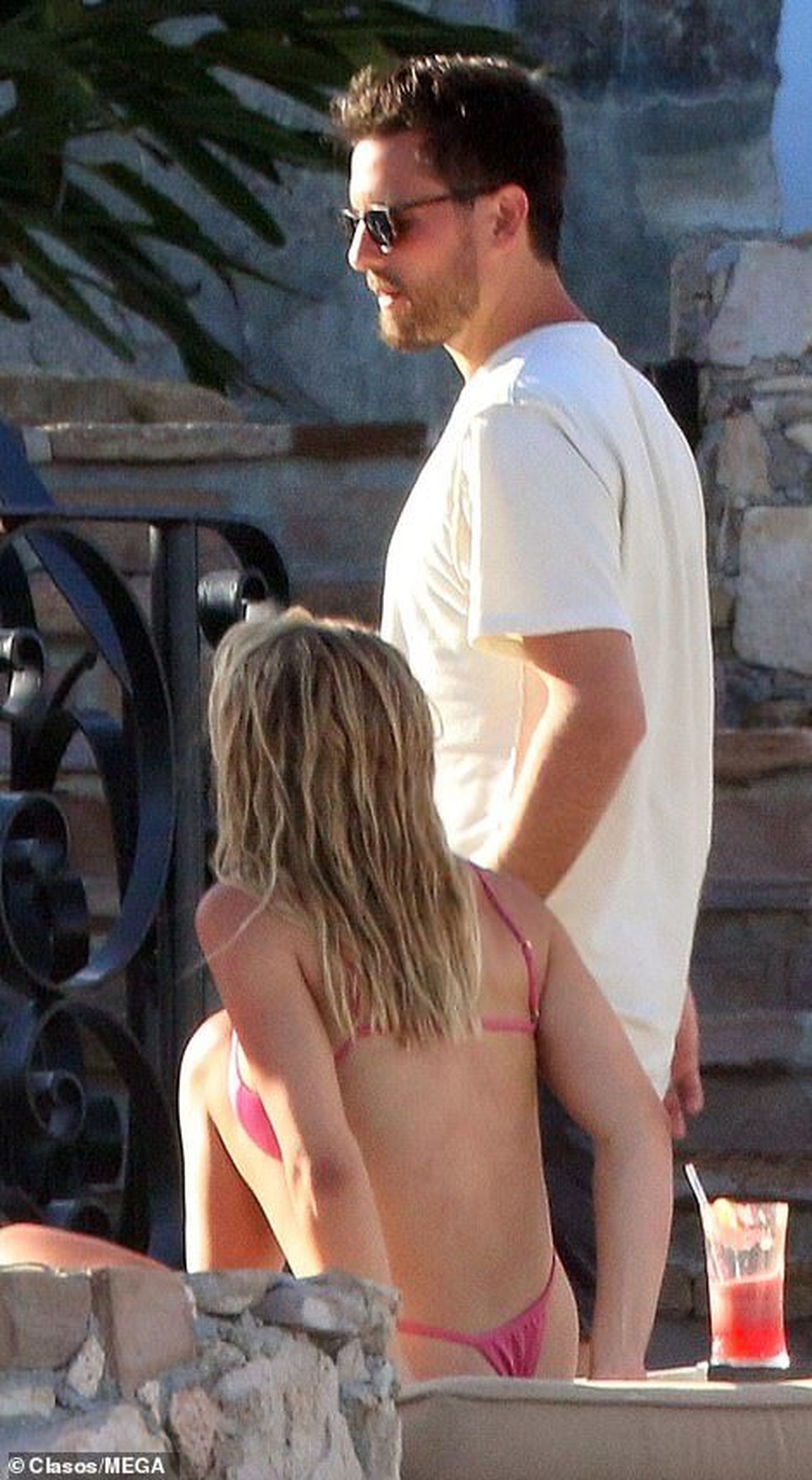 Sofia Richie đẹp nuột nà với áo tắm hồng - 2 Sofia Richie đẹp nuột nà với áo tắm hồng - 2