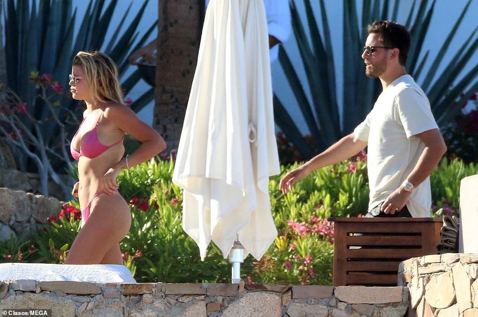 Sofia Richie đẹp nuột nà với áo tắm hồng - 5 Sofia Richie đẹp nuột nà với áo tắm hồng - 5