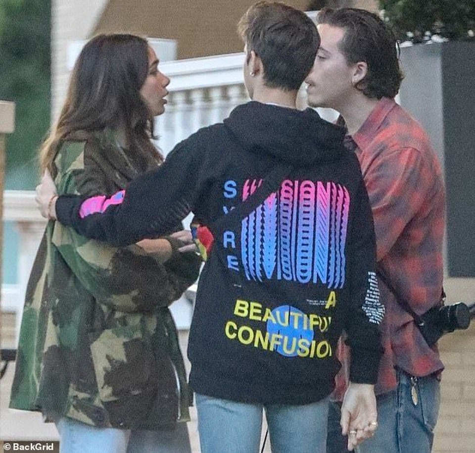 Brooklyn Beckham bật khóc bên bạn gái - 5 Brooklyn Beckham bật khóc bên bạn gái - 5