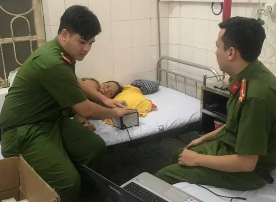 Công an vào tận giường bệnh làm căn cước cho bệnh nhân - 1