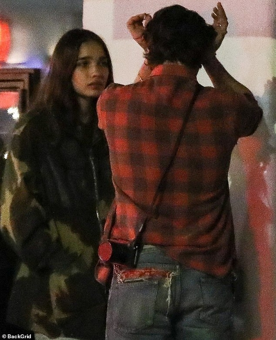 Brooklyn Beckham bật khóc bên bạn gái - 6 Brooklyn Beckham bật khóc bên bạn gái - 6