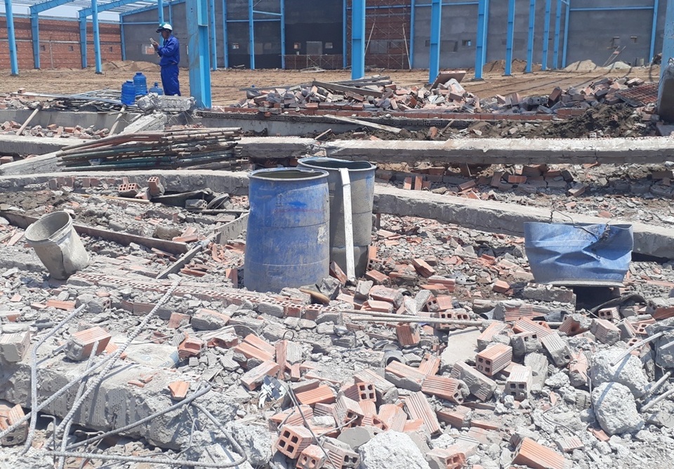 Vụ sập tường  công trình ở Vĩnh Long: Thêm một nạn nhân tử vong - 1