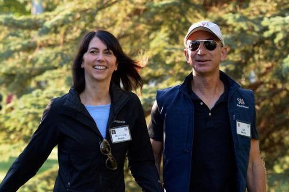 Vợ CEO Amazon Bezos “lãi” 1 tỉ USD chỉ sau 2 tuần chia tiền ly hôn - 1 Vợ CEO Amazon Bezos “lãi” 1 tỉ USD chỉ sau 2 tuần chia tiền ly hôn - 1