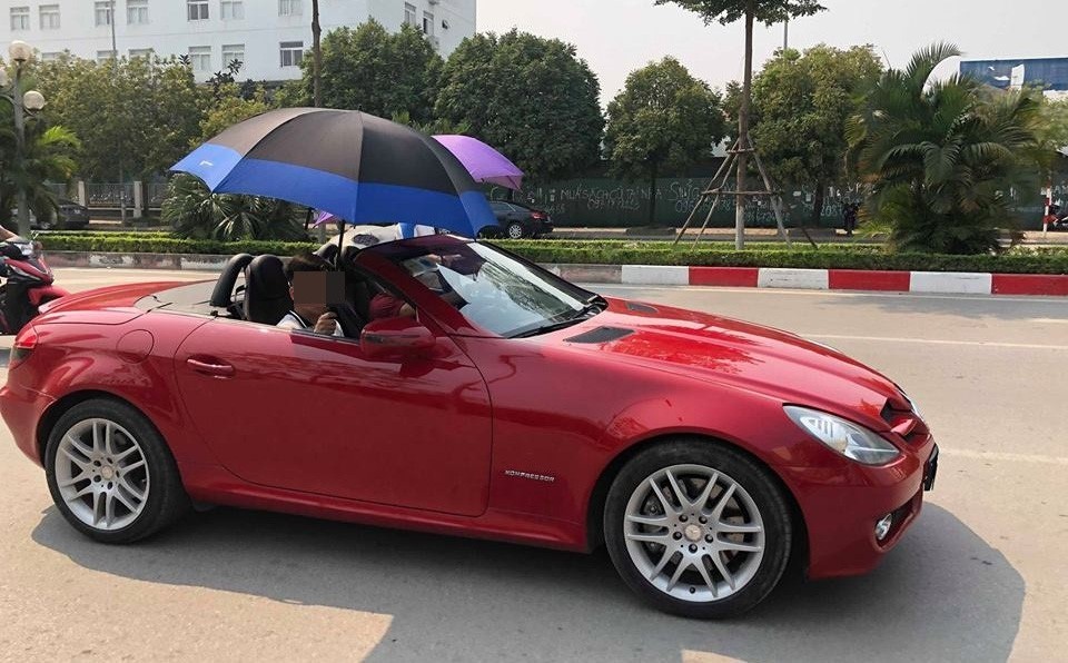 Đi xe mui trần và che ô: Phiền toái, kỳ cục - 1 Đi xe mui trần và che ô: Phiền toái, kỳ cục - 1