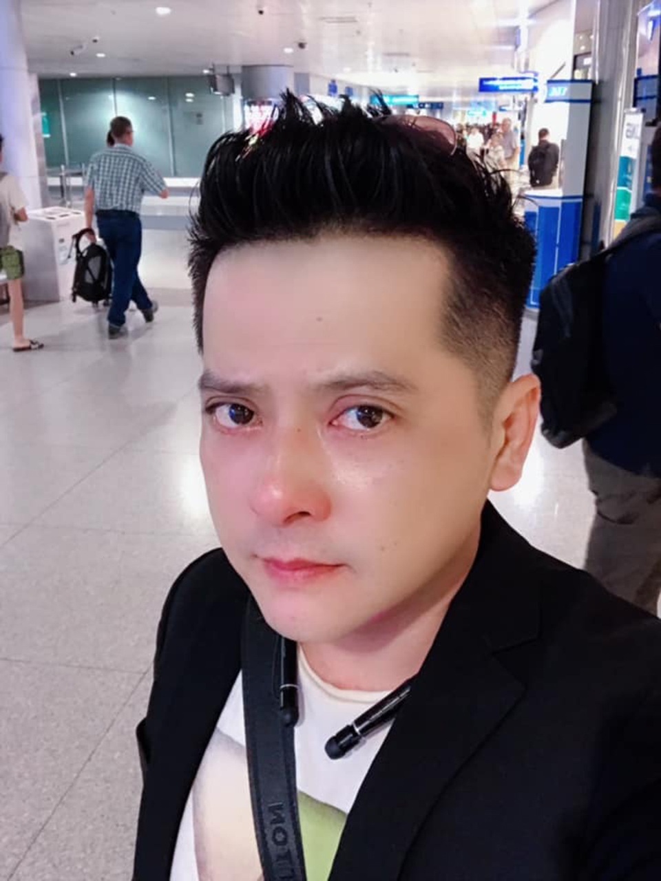 Diễn viên Hoàng Anh khóc khi chia tay người thân, sang Mỹ định cư cùng vợ con - 1 Diễn viên Hoàng Anh khóc khi chia tay người thân, sang Mỹ định cư cùng vợ con - 1