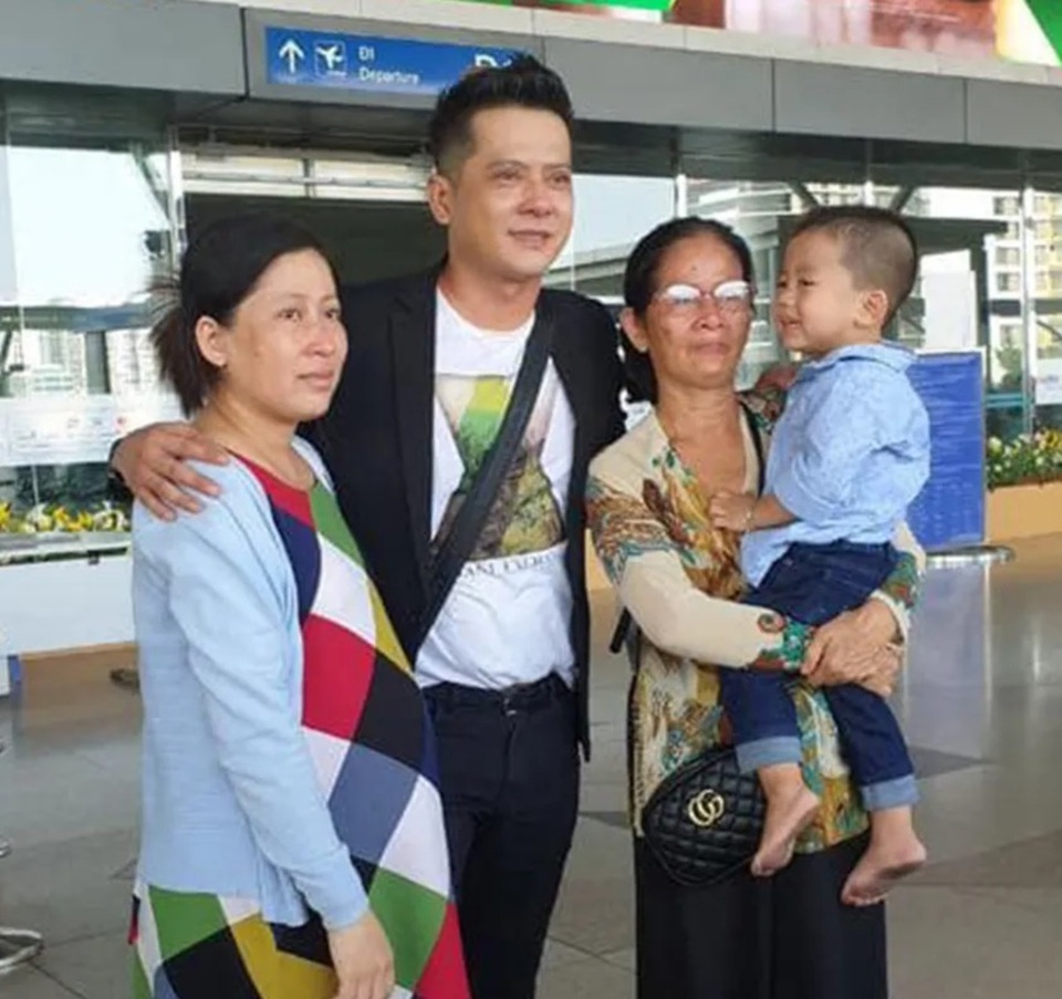 Diễn viên Hoàng Anh khóc khi chia tay người thân, sang Mỹ định cư cùng vợ con - 2 Diễn viên Hoàng Anh khóc khi chia tay người thân, sang Mỹ định cư cùng vợ con - 2