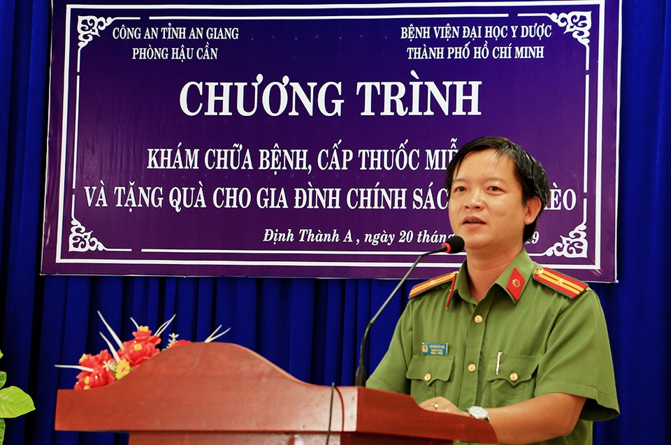 Khám bệnh, cấp thuốc miễn phí và tặng quà cho 500 người dân nghèo - 1 Khám bệnh, cấp thuốc miễn phí và tặng quà cho 500 người dân nghèo - 1