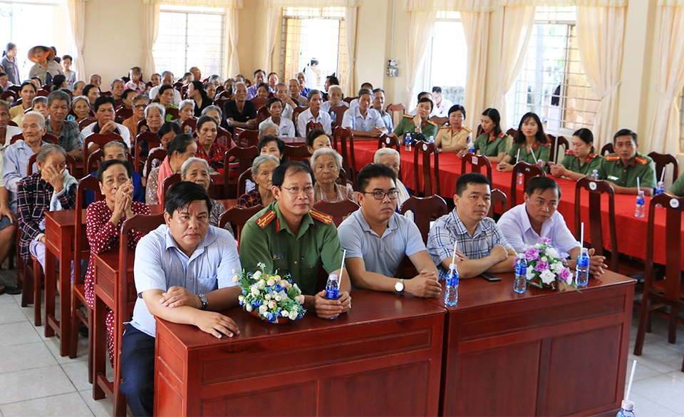 Khám bệnh, cấp thuốc miễn phí và tặng quà cho 500 người dân nghèo - 3 Khám bệnh, cấp thuốc miễn phí và tặng quà cho 500 người dân nghèo - 3