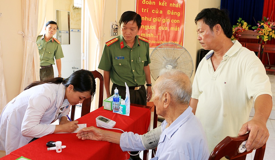 Khám bệnh, cấp thuốc miễn phí và tặng quà cho 500 người dân nghèo - 5 Khám bệnh, cấp thuốc miễn phí và tặng quà cho 500 người dân nghèo - 5