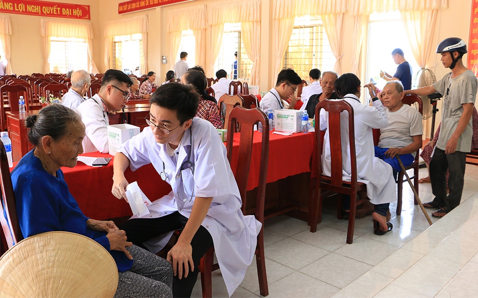 Khám bệnh, cấp thuốc miễn phí và tặng quà cho 500 người dân nghèo - 4 Khám bệnh, cấp thuốc miễn phí và tặng quà cho 500 người dân nghèo - 4