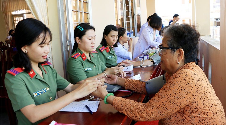 Khám bệnh, cấp thuốc miễn phí và tặng quà cho 500 người dân nghèo - 2 Khám bệnh, cấp thuốc miễn phí và tặng quà cho 500 người dân nghèo - 2