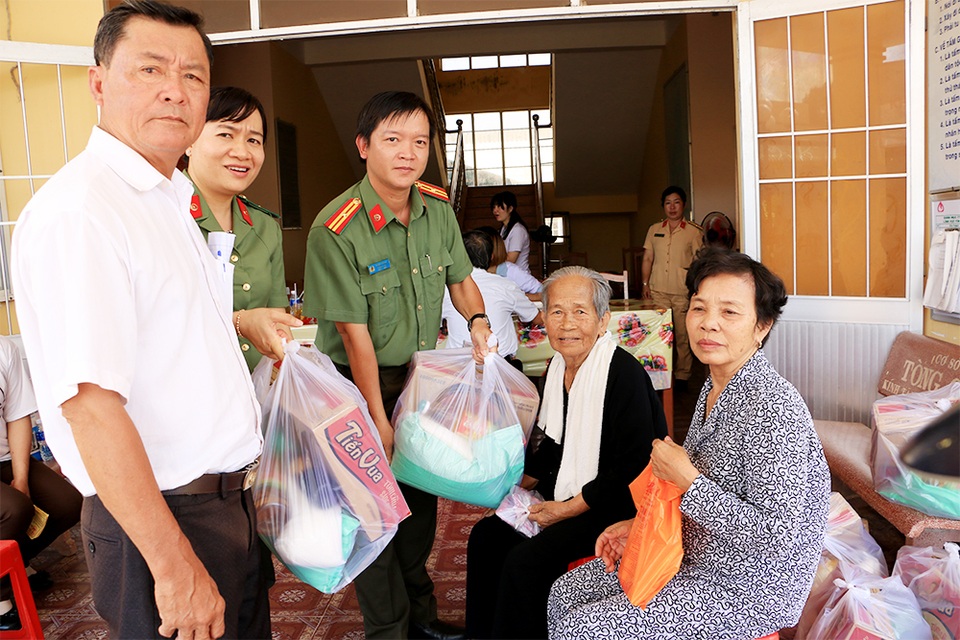 Khám bệnh, cấp thuốc miễn phí và tặng quà cho 500 người dân nghèo - 6 Khám bệnh, cấp thuốc miễn phí và tặng quà cho 500 người dân nghèo - 6