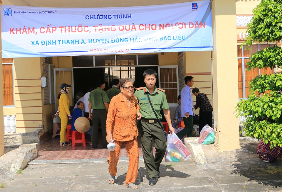 Khám bệnh, cấp thuốc miễn phí và tặng quà cho 500 người dân nghèo - 7 Khám bệnh, cấp thuốc miễn phí và tặng quà cho 500 người dân nghèo - 7