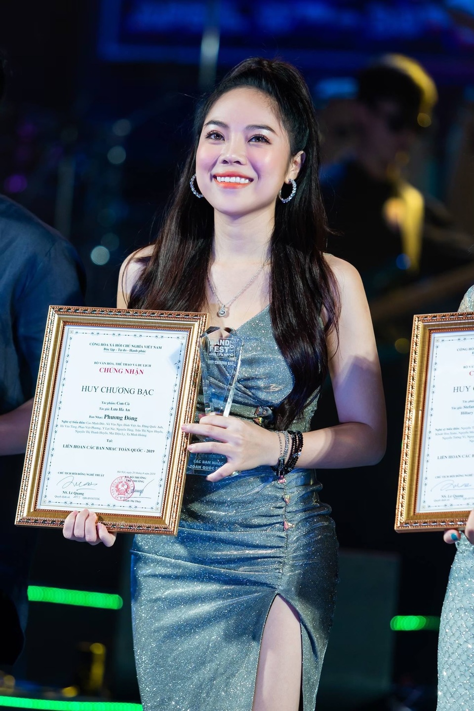 Mai Diệu Ly xúc động khi nhận “mưa” giải thưởng... - 9 Mai Diệu Ly xúc động khi nhận “mưa” giải thưởng... - 9