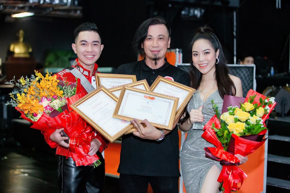 Mai Diệu Ly xúc động khi nhận “mưa” giải thưởng... - 10 Mai Diệu Ly xúc động khi nhận “mưa” giải thưởng... - 10