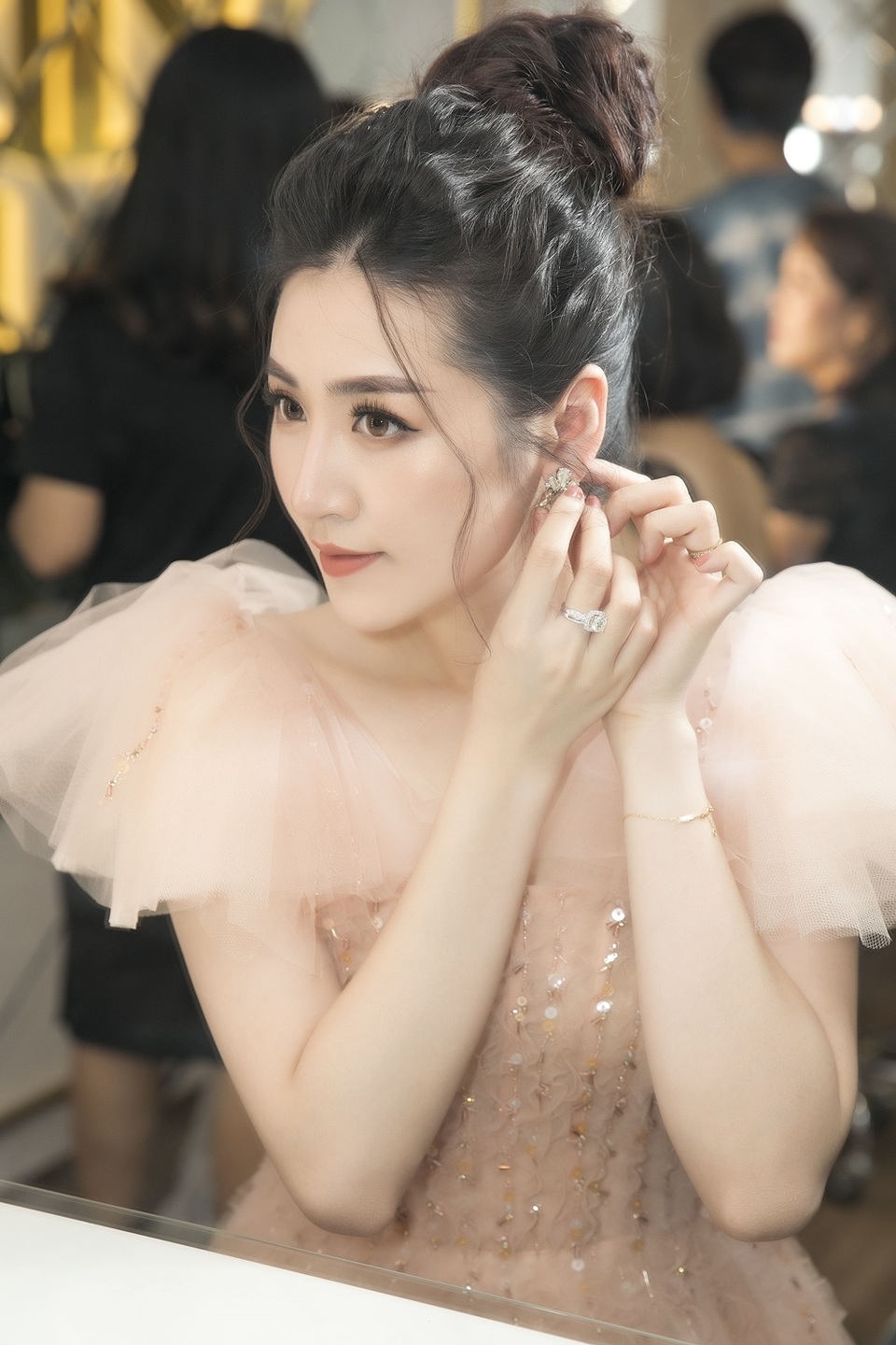 Cận cảnh nhan sắc rực rỡ của “gái một con” Tú Anh - 3 Cận cảnh nhan sắc rực rỡ của “gái một con” Tú Anh - 3