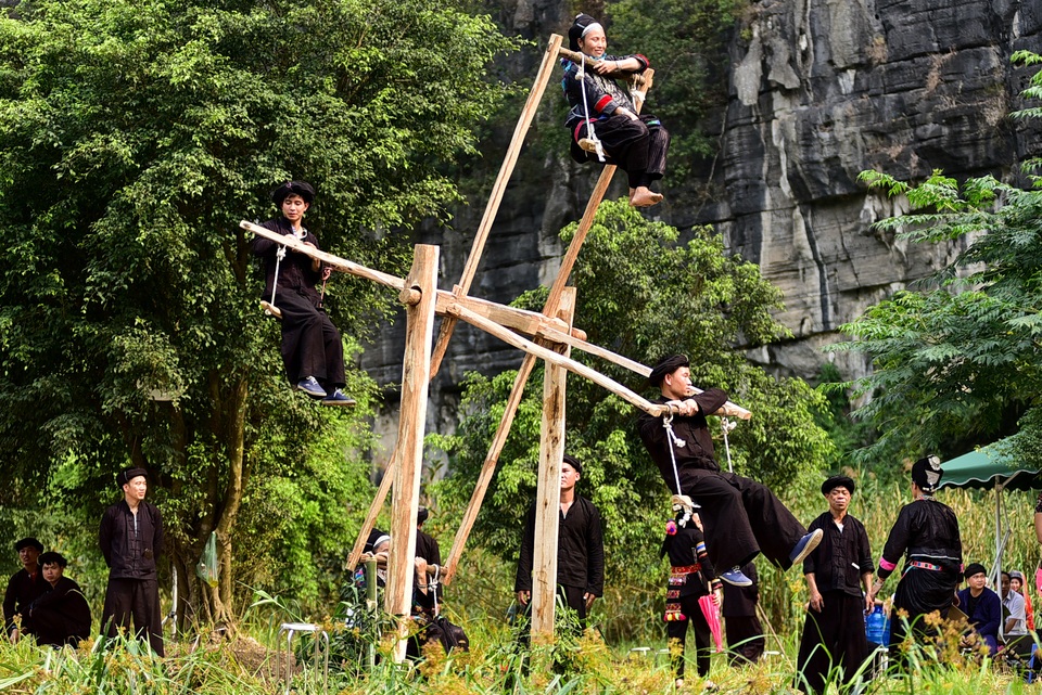 Ninh Bình: Hàng nghìn người dự lễ hội Tràng An - 8 Ninh Bình: Hàng nghìn người dự lễ hội Tràng An - 8