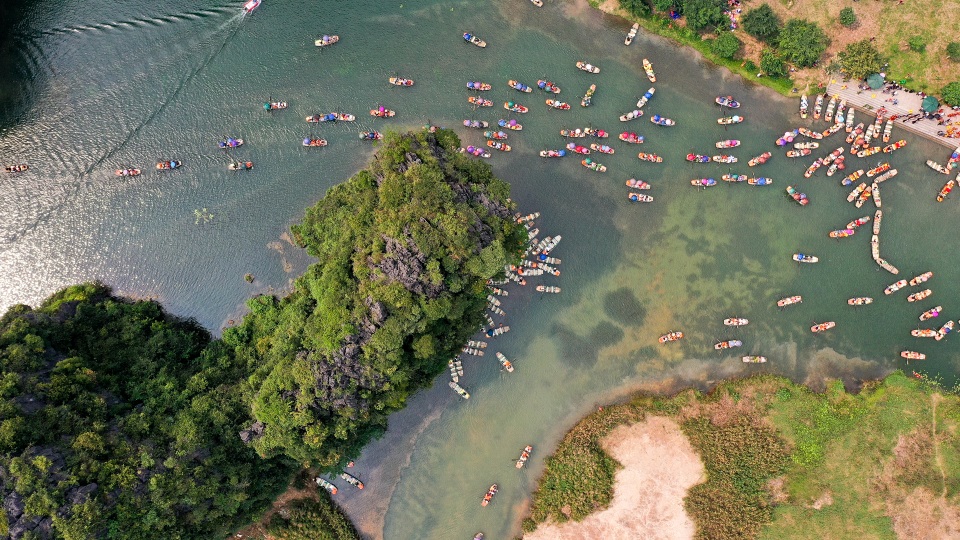 Ninh Bình: Hàng nghìn người dự lễ hội Tràng An - 13 Ninh Bình: Hàng nghìn người dự lễ hội Tràng An - 13
