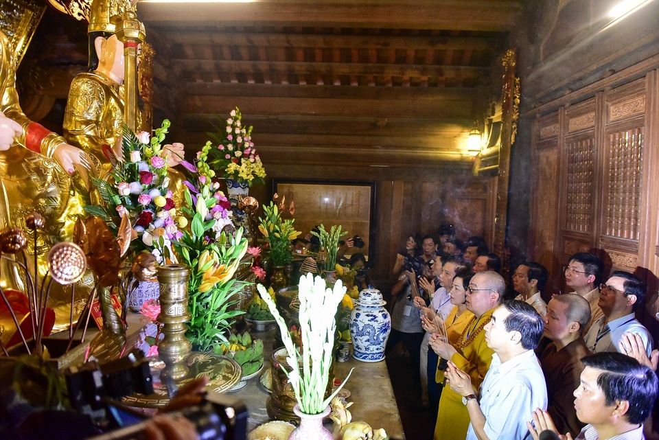 Ninh Bình: Hàng nghìn người dự lễ hội Tràng An - 11 Ninh Bình: Hàng nghìn người dự lễ hội Tràng An - 11