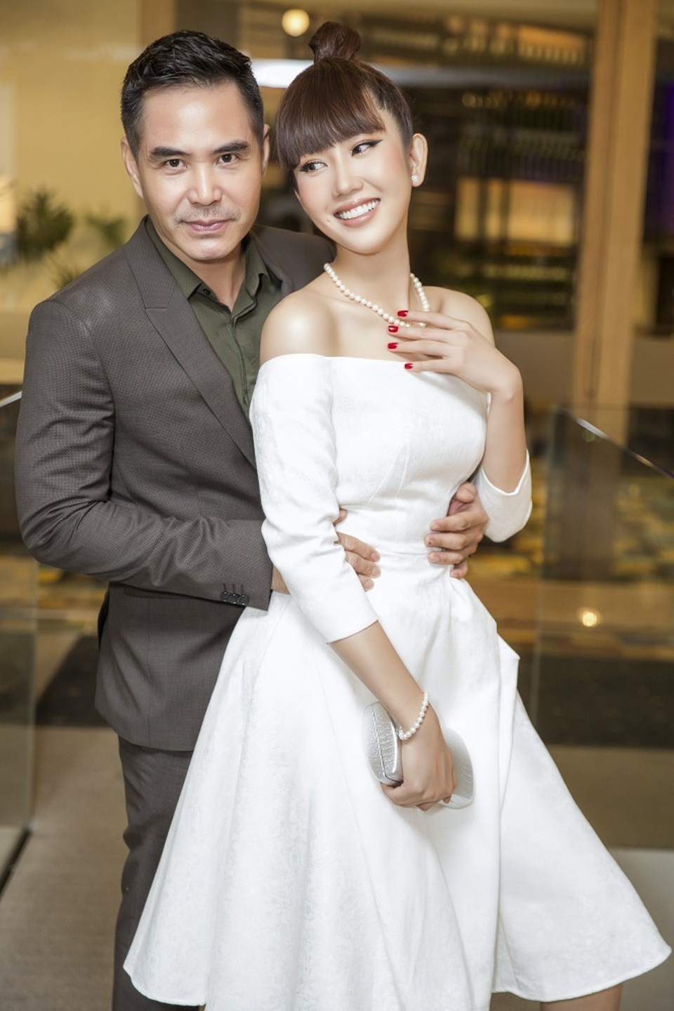 Tường Linh sexy bên Chí Tài, Trung Dũng ôm chặt “Hân Hoa hậu” - 8 Tường Linh sexy bên Chí Tài, Trung Dũng ôm chặt “Hân Hoa hậu” - 8
