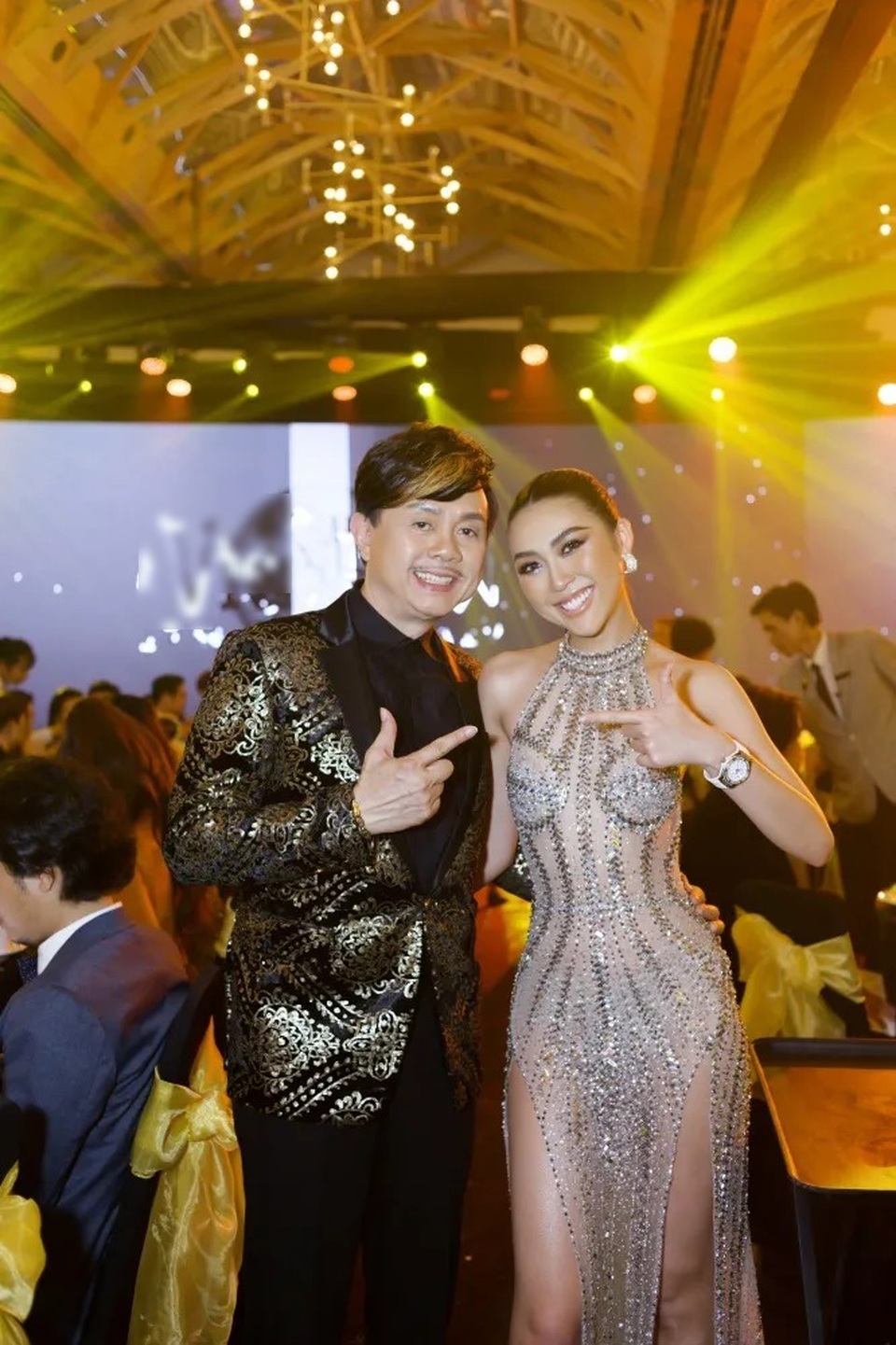Tường Linh sexy bên Chí Tài, Trung Dũng ôm chặt “Hân Hoa hậu” - 1 Tường Linh sexy bên Chí Tài, Trung Dũng ôm chặt “Hân Hoa hậu” - 1